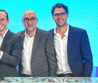 Integrantes de Factor Exprés en un evento institucional